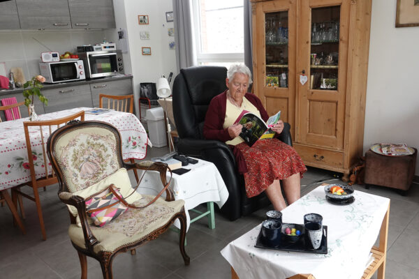 Au Bon Vieux Temps Living dame qui lit Résidences services - Mont St Guibert