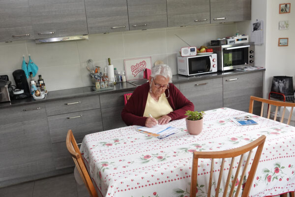 Au Bon Vieux Temps Cuisine dame âgée écrit - résidence-services Résidences services - Mont St Guibert