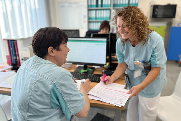 Clos de la Rivelaine - 2 collègues de travail devant un ordinateur - maison de repos et résidences-services - Charleroi
