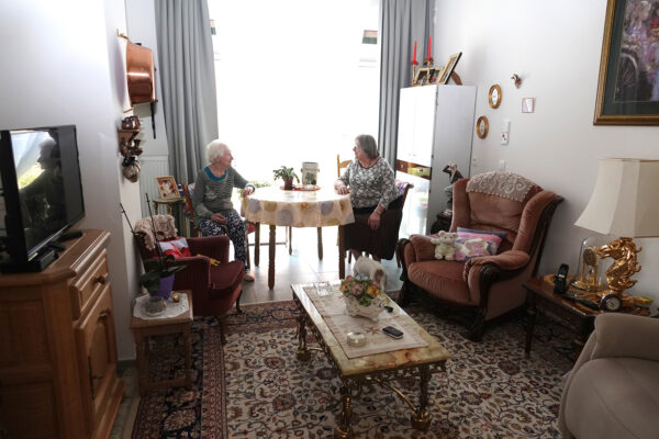 Clos de la Rivelaine - Living 2 personnes à table - Résidences services Charleroi