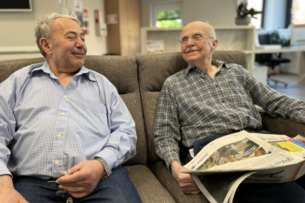 Clos de la Rivelaine - Relaxation pour 2 hommes assis dans un canapé - maison de repos et résidences-services - Charleroi