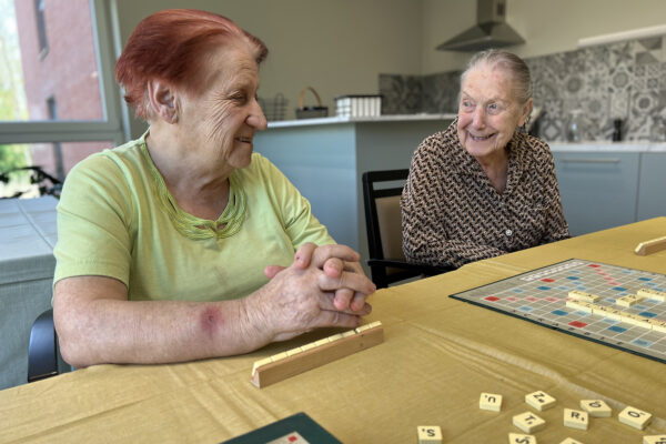 Clos de la Rivelaine - 2 femmes jouent au Scrabble - maison de repos et résidences-services - Charleroi