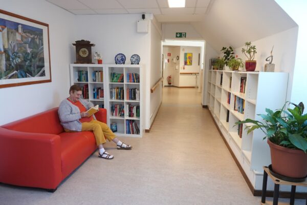 Golden Morgen- Bibliothèque une femme lit - maison de repos - Lontzen
