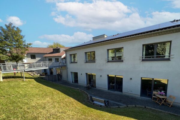 Golden Morgen- façade arrière et jardin maison de repos - Lontzen