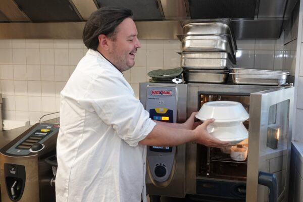 Golden Morgen- Cuisine chef coq sort les plats du four maison de repos - Lontzen