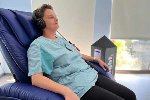Golden Morgen- Bien-être une femme se relaxe dans un fauteuil maison de repos - Lontzen