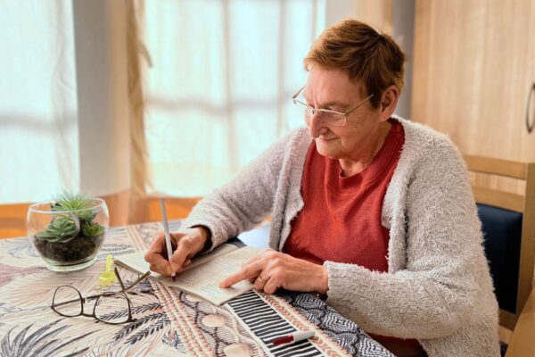 Golden Morgen- Chambre avec femme qui écrit maison de repos - Lontzen