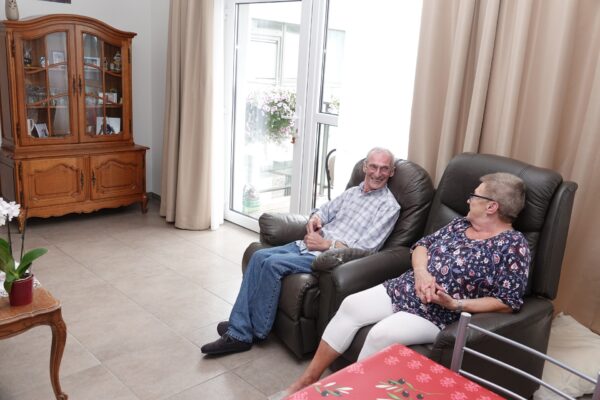 L'Air du Temps - Couple dans fauteuil - Résidences services Chênée