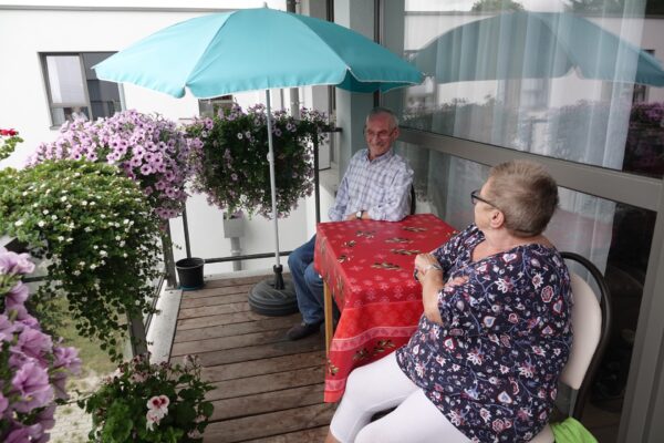 L'Air du Temps - Couple sur balcon - Résidences services Chênée