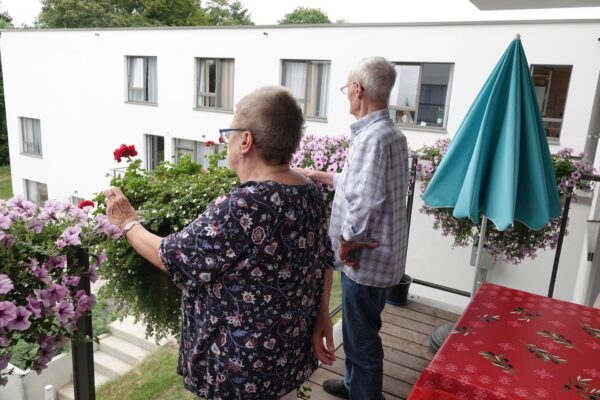 L'Air du Temps - Couple sur balcon - Résidences services Chênée