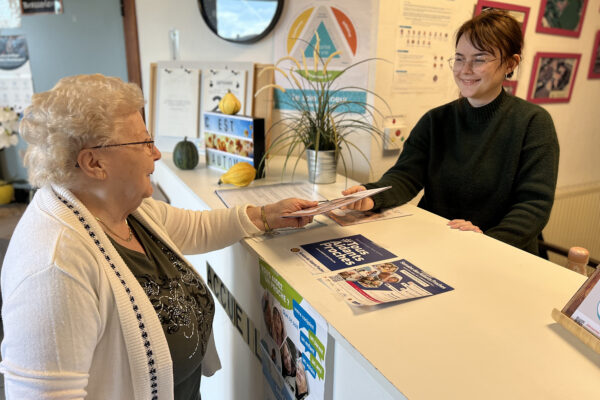 La Passerinette Accueil avec 2 personnes debout - Maison de repos - Soumagne