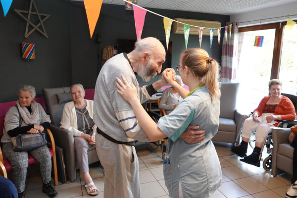 La Passerinette - Couple qui danse - Maison de repos - Soumagne