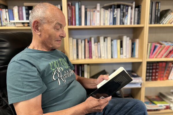 La Passerinette bibliothèque avec un homme qui lit - Maison de repos - Soumagne