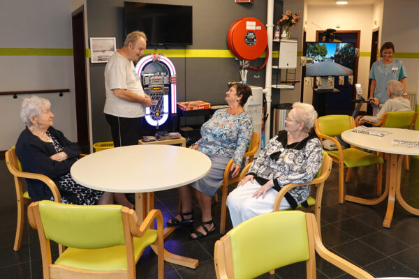 La Passerinette Brasserie avec groupe de personnes assises - Maison de repos - Soumagne
