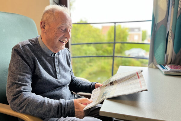 La Passerinette Chambre avec un homme qui lit un magazine - Maison de repos - Soumagne