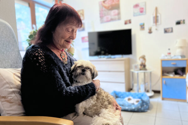 La Passerinette Chambre avec une femme âgée et son chien sur ses genoux - Maison de repos - Soumagne