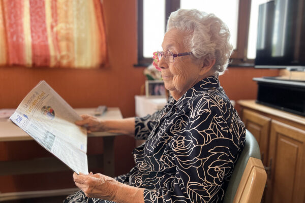 La Passerinette Chambre avec une fille qui lit le journal - Maison de repos - Soumagne
