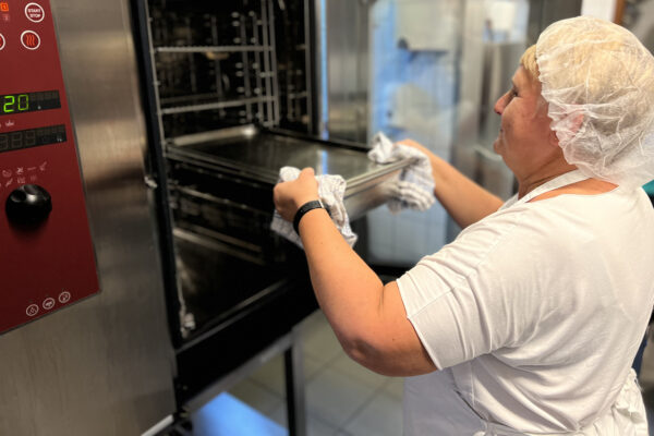 La Passerinette Cuisine avec une femme devant le four - Maison de repos - Soumagne
