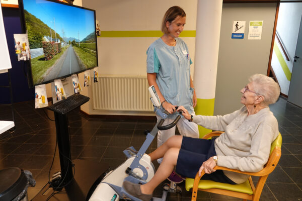 La Passerinette Salle de kiné- avec une femme âgée sur un silverfit - Maison de repos - Soumagne
