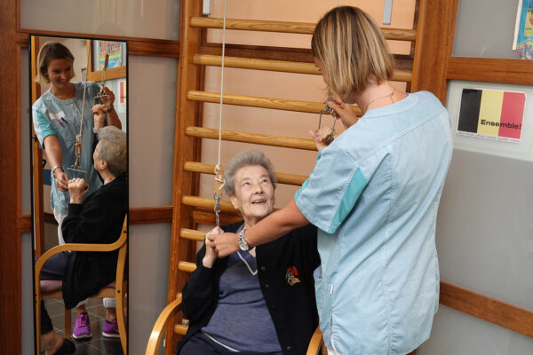 La Passerinette Salle de kiné avec 2 personnes et un espalier - Maison de repos - Soumagne