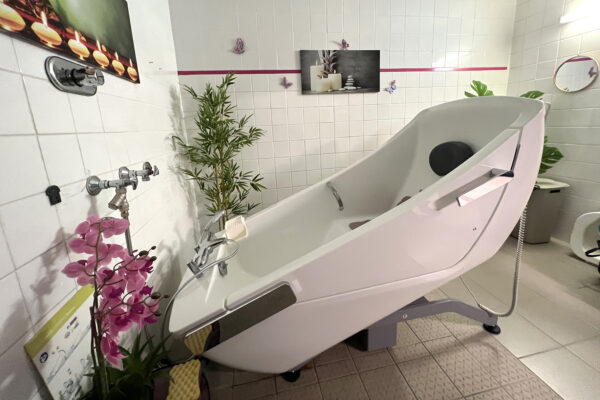 La Passerinette Salle de bain avec grande baignoire - Maison de repos - Soumagne