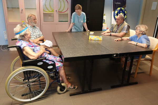 La Tramontane - des personnes jouent aux jeux de société -maison de repos - Charleroi