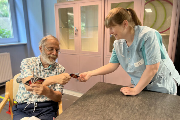La Tramontane - 2 personnes jouent à Uno -maison de repos - Charleroi