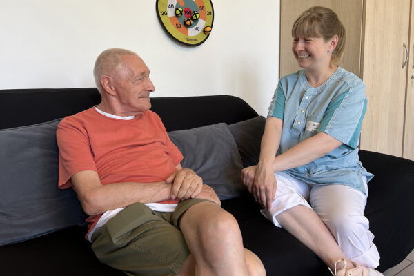 La Tramontane - Chambre avec 2 personnes assises sur canapé - maison de repos - Charleroi