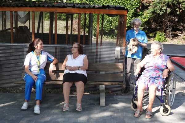 La Tramontane - Jardin avec groupe de femmes assises devant un poulailler- maison de repos - Charleroi