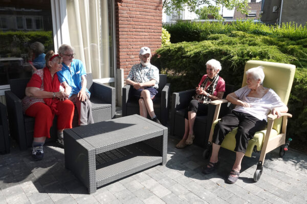 La Tramontane - Personnes en Terrasse -maison de repos - Charleroi