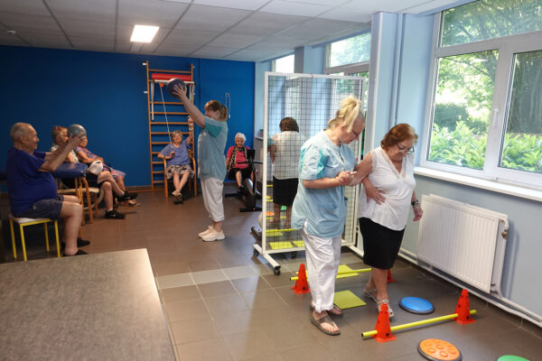 La Tramontane - Salle kiné personnes font des exercices de gym-maison de repos - Charleroi