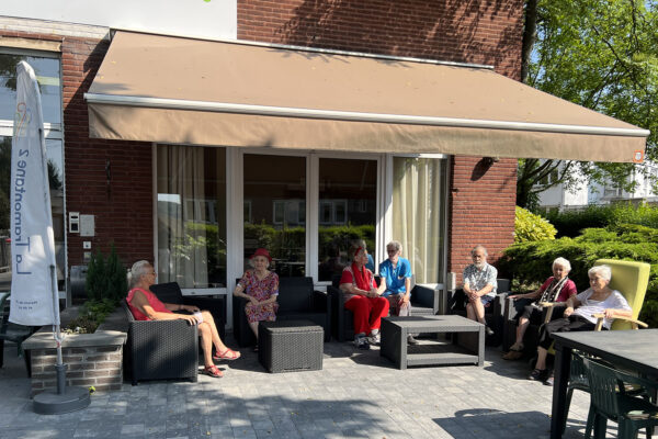 La Tramontane - Terrasse avec groupe de personnes assises - maison de repos - Charleroi
