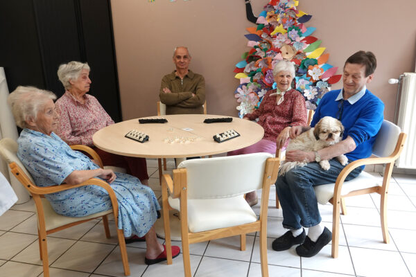 Le Colvert- Groupe autour d'une table - maison de repos - Céroux Mousty