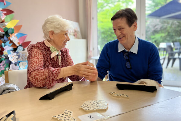 Le Colvert- 2 personnes jouent - maison de repos - Céroux Mousty