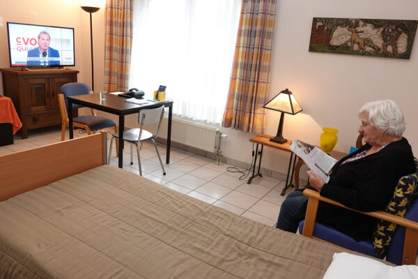 Le Colvert- Chambre avec une personne âgée assise - maison de repos - Céroux Mousty