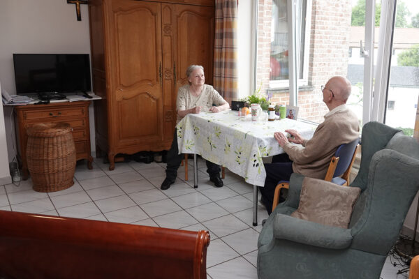 Le Colvert- Chambre avec un couple autour d'une table maison de repos - Céroux Mousty