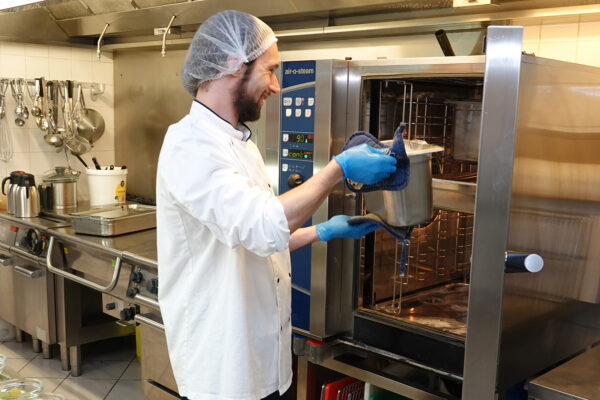 Le Colvert- Cuisine avec chef coq près du four maison de repos - Céroux Mousty