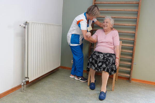 Le Colvert- Salle de kiné avec 2 personnes maison de repos - Céroux Mousty