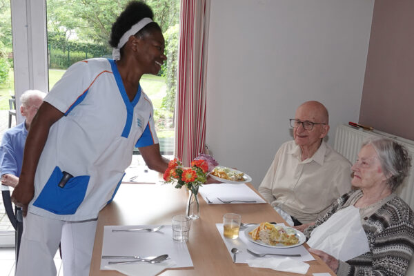Le Colvert- Restaurant groupe de personnes qui mange - maison de repos - Céroux Mousty