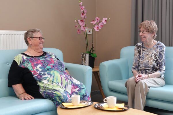 Domaine des Lys - Brasserie 2 femmes boient un café - Maison de repos Résidences services Vottem