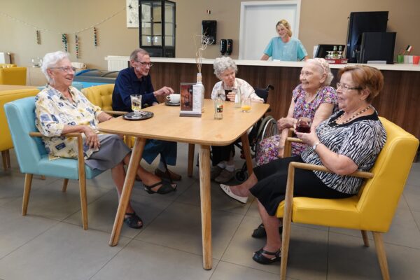 Domaine des Lys - Brasserie groupe qui boit un verre Maison de repos Résidences services Vottem