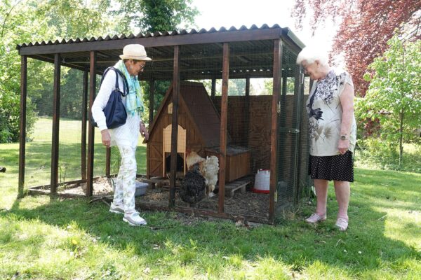 Les Jours Heureux - Jardin 2 femmes près d'un enclos pour poules - maison de repos - Charleroi