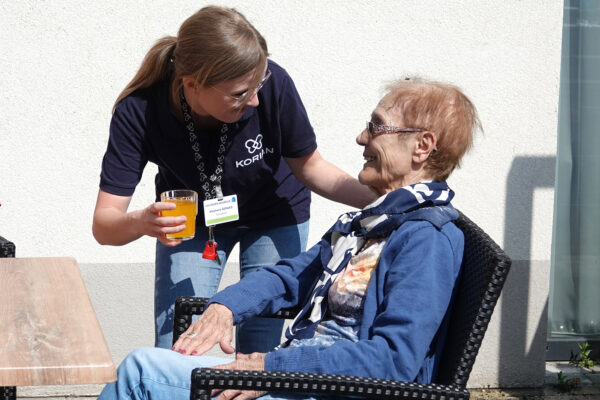 Les Jours Heureux - Terrasse avec 2 personnes service à table - maison de repos - Charleroi