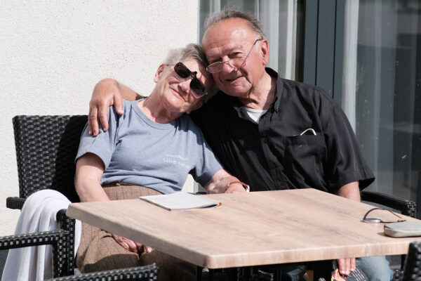 Les Jours Heureux - Terrasse avec un couple assis à table - maison de repos - Charleroi