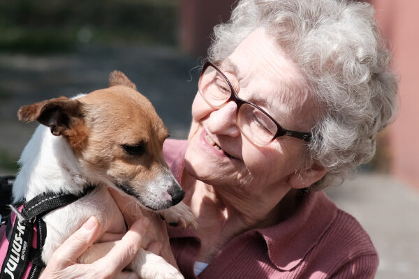 Les Jours Heureux - une femme âgée avec son chien - maison de repos - Charleroi