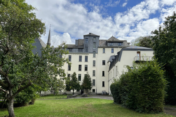 Saint-Charles Jardin et façade arrière Maison de repos - Bouillon