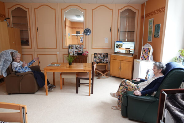 Saint-Charles - Chambre avec 2 personnes assises dans un fauteuil - Maison de repos - Bouillon