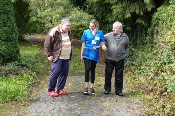 Saint-Charles Jardin groupe de personnes se baladent - Maison de repos - Bouillon