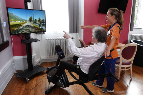 Saint-Charles - Salle de kiné une dame sur un silverfit -Maison de repos - Bouillon