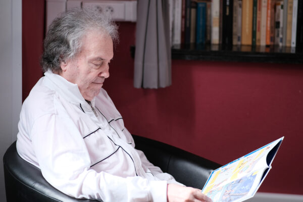 Saint-Charles - un homme lit un livre - Maison de repos - Bouillon